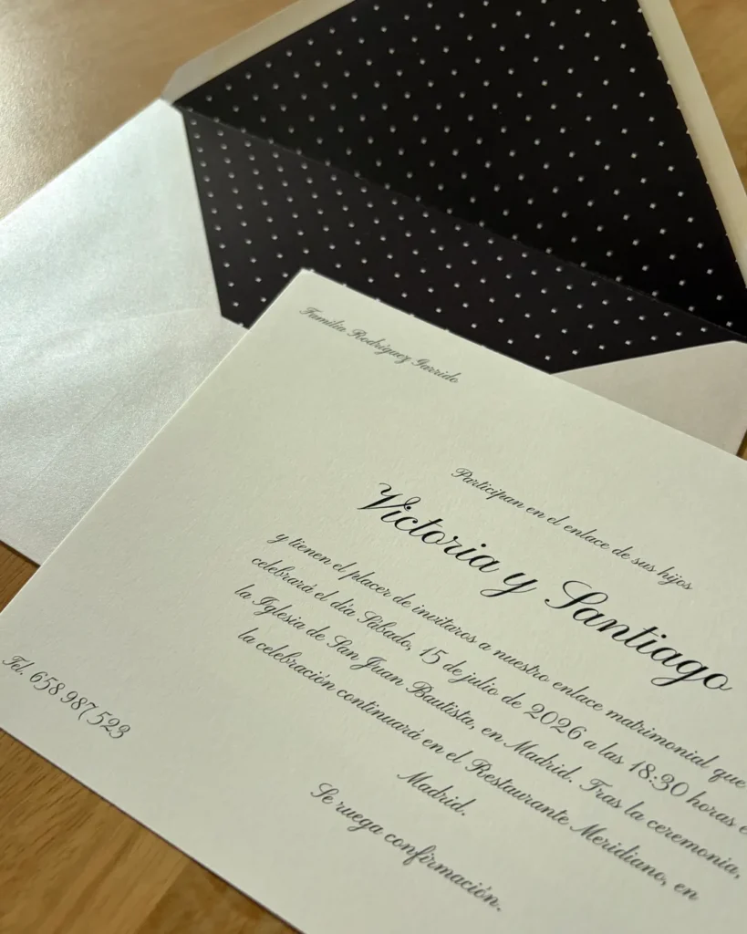 Invitación de Boda Clásica 010 - Invitación y Sobre forrado, detalle
